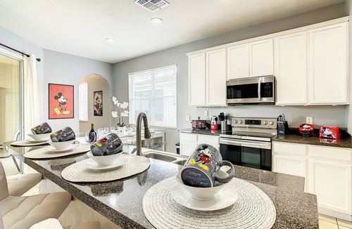 Trafalgar Village House | 4BR Family Home Pvt Pool BBQ
