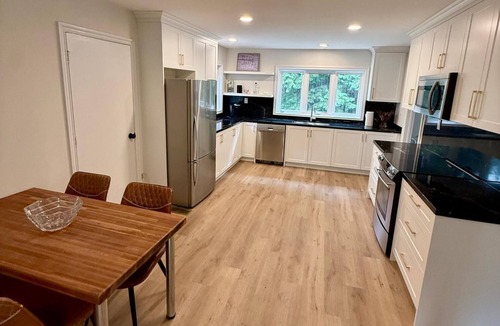 King City Cottage | 4BR Luxury cottage on 5 acres in King City W/hot tub, sauna, fire pit &pond.