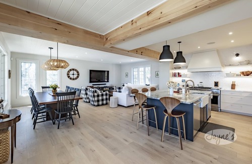 Muskoka Lakes Cottage | 5 bed 5 bath Cottage + Bunkie + Boathouse on Lake Muskoka