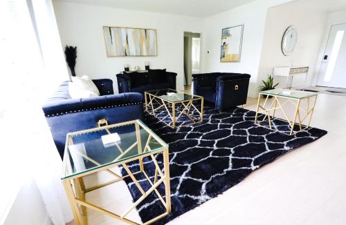 London Villa | 5 Bedroom Luxury Retreat with Hot Tub and Sauna, Prime Location and More!