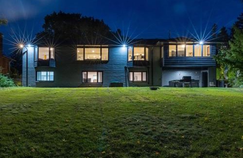 London Villa | 5 Bedroom Luxury Retreat with Hot Tub and Sauna, Prime Location and More!
