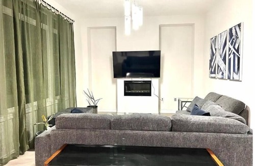 Wasaga Beach House | 5 Beds Luxury Retreat at Wasaga Beach