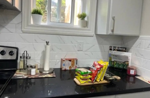 Malton House | 5 Km to Toronto Pearson Airport , Sleeps 4-6