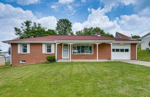 Harrisburg - Hershey House | 5 Mi to Dtwn Harrisburg! Retreat w/Spacious Yard