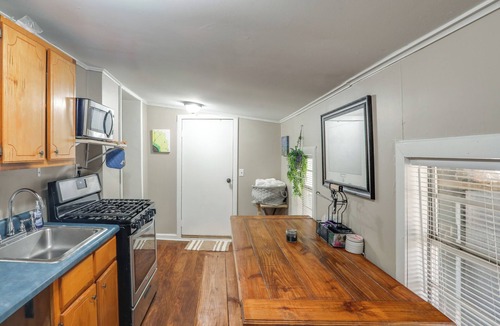 Independence Cabin | 5 Mi to Sardis Lake! Relaxed Stay Near Outdoor Fun