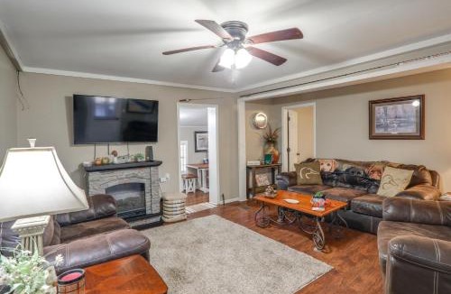 Independence House | 5 Mi to Sardis Lake! Relaxed Stay Near Outdoor Fun