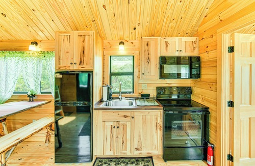 Selinsgrove Cabin | 5 Mi to Susquehanna Boating! Secluded Log Cabin