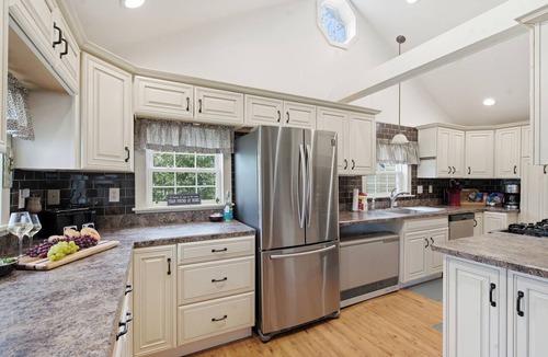 Hamilton House | 5 Min to Colgate, Sleeps 6, Kayaks, Fire Pit