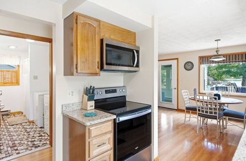 Hamilton House | 5 Min to Colgate, Sleeps 8, Game Room, Sauna