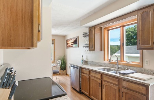 Hamilton House | 5 Min to Colgate, Sleeps 8, Game Room, Sauna