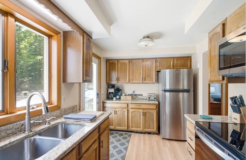 Hamilton House | 5 Min to Colgate, Sleeps 8, Game Room, Sauna