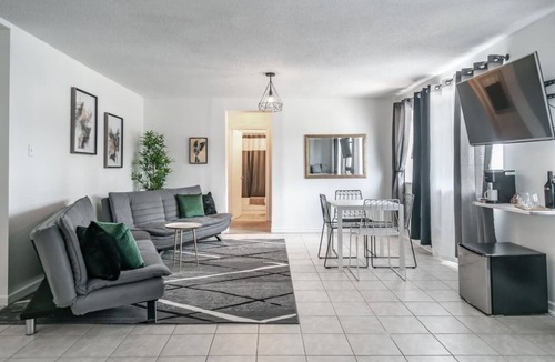 Fallsview House | 5 min walk to the falls Canada 20 Guest unit! Modern,