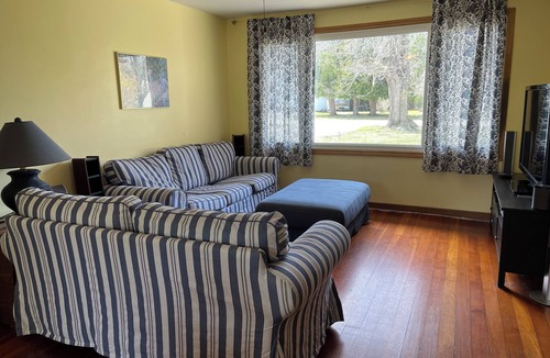 Southampton Cottage | 5 Minutes to Southampton's gorgeous beach! Family and pet friendly cottage.
