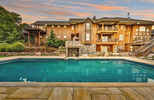 Brockton House | *5 Star LUX Retreat Pickleball Pool Theater Hottub