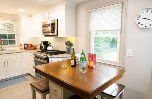 Eastside House | 5-star Renovated 3BR Home & Backyard Deck near SU & Hospitals