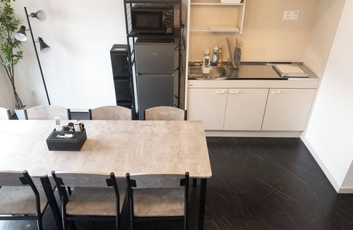 Kabukicho Apartment | 502-black Cool Room｜10 ppl | Custom Queen Bunk Beds | Golden Gai & Kabukicho|42㎡