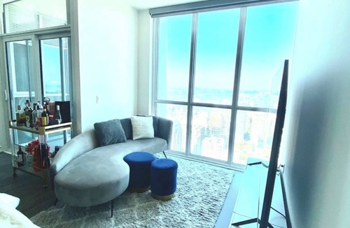 Bay Cloverhill Condo | 50th Floor Luxury Yorkville Condo w Free Parking