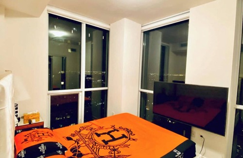 Bay Cloverhill Condo | 50th Floor Luxury Yorkville Condo w Free Parking