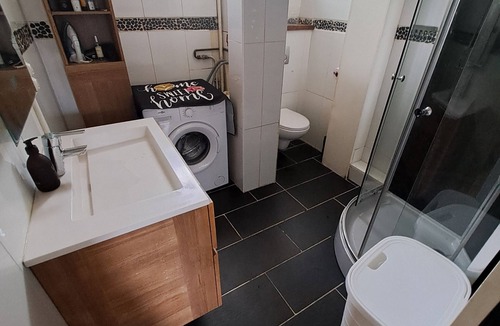 Les Pavillons-sous-Bois Apartment | 52m2 first floor apartment, 2 bedrooms, private parking