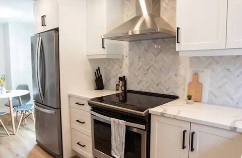 Kitchener House | 5Bd/2Ba Luxe Family Home - WIFI, Parking