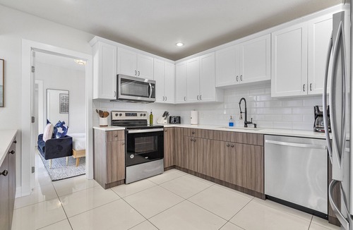 North Miami Beach Villa | 5BR Luxury Villa w/Heated Pool, Games, Fire Pit, Golf, Cabana, 10-mn from Beach