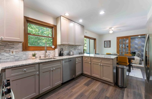 East Stroudsburg House | 5BR|Private Lake|Pools|Hot Tub|Near Camelback