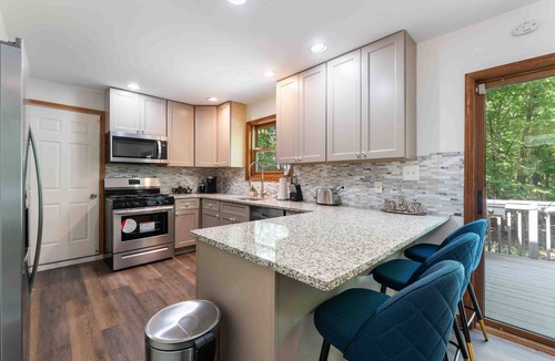 East Stroudsburg House | 5BR|Private Lake|Pools|Hot Tub|Near Camelback
