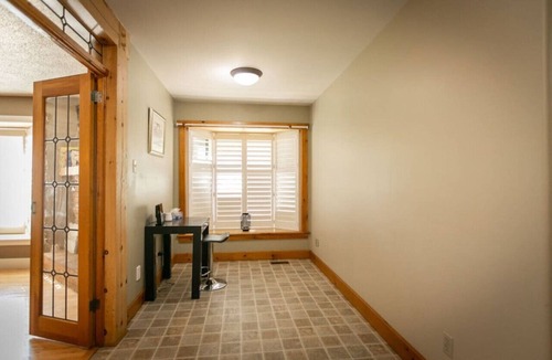 Mono House | 5BR Riverfront Retreat w/Firetable, BBQ, and Deck