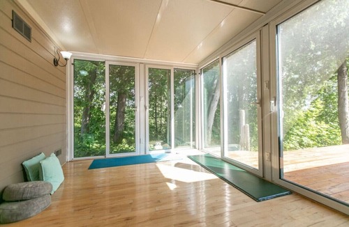 Mono House | 5BR Riverfront Retreat w/Firetable, BBQ, and Deck