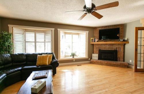 Mono House | 5BR Riverfront Retreat w Firetable BBQ and Deck