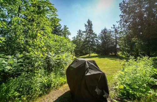 Mono House | 5BR Riverfront Retreat w Firetable BBQ and Deck