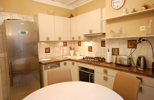 8th Arrondissement Apartment | 5mn to Champs Elysées, 1077sq.f apartment, 02 bedrooms, 02 BR, 02 WC, elevator
