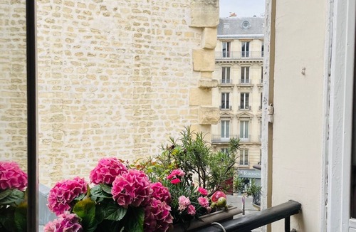 8th Arrondissement Apartment | 5mn to Champs Elysées, 1077sq.f apartment, 02 bedrooms, 02 BR, 02 WC, elevator