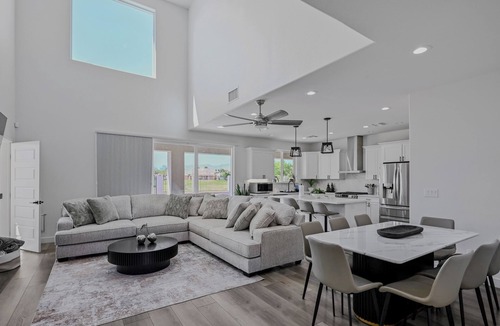 Bullhead City House | 6 BDR Modern Home w/River & Beach Access!