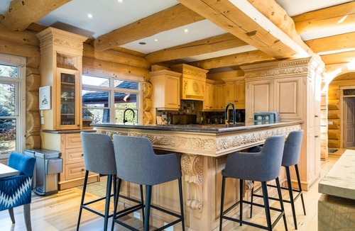 Craigleith Ski Chalet | 6 bdrm, 4 bath, luxury log ski cabin, steps from Craiglieth ski club!