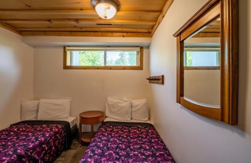 The Blue Mountains Ski Chalet | 6 bdrm Cottage at Blue Mountain, Private Beach Access, Hot Tub, Sauna, BBQ, Petfriendly