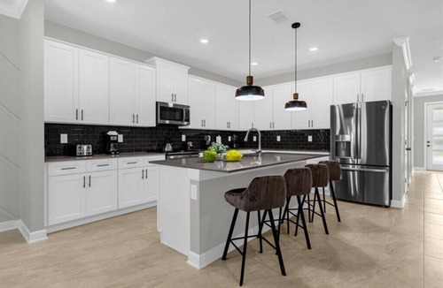 Campbell House | 6 Bedroom/5 Bathroom Storey Lake (4371 RS)