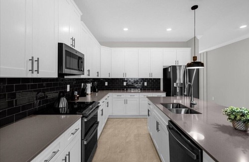 Campbell House | 6 Bedroom/5 Bathroom Storey Lake (4371 RS)