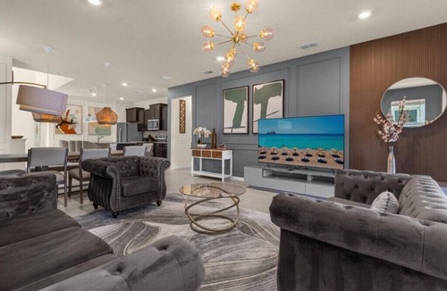 Wellington House | 6 Bedrooms/4.5 Bathrooms/Windsor Island (4063 LA)