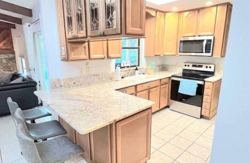 Greater Northdale House | 6 Beds/Pool/Grill/Billiards/Tampa