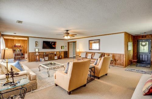 Hollywood Apartment | 6 Mi to Scottsboro: Pet-Friendly Cabin Apt