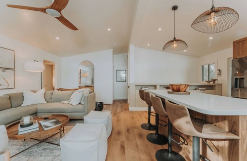 Windermere Cottage | 6BR~Hottub~Lakefront~AC~Beach | Shea On The Bay Family Getaway