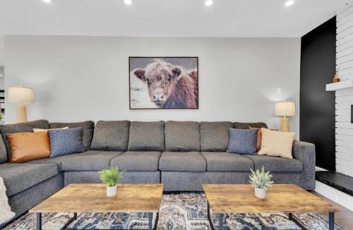 Lisgar House | 6BR house near Shops, Transit, Hwy and GO