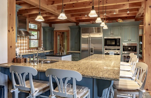 Seguin Cottage | 7 bed 7 bath cottage on Lake Joseph