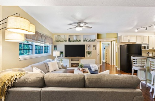 South Pinellas Community Council House | 7 Min to Beach ~ Pool, BBQ & Games Getaway