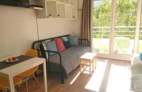 Gambetta Apartment | 7 min Walk Metro Line 1-Charras La Defense