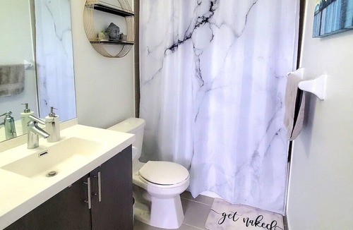 Etobicoke Condo | 7 mins to Airport/Downtown Toronto! Family-sized condo w/ POOL!