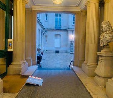 Champs-Elysees Apartment | 78 m² Apartment ∙ 2 bedrooms ∙ 4 guests