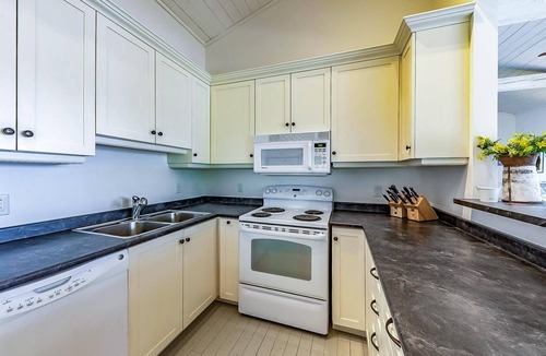 Muskoka Lakes Cottage | 8 bedroom 4 bath Island getaway on Lake Rosseau!