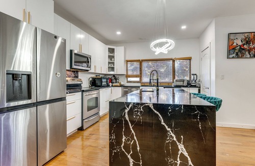 Baldwin Cottage | 8 Mi to Jones Beach State Park! Cozy Home w/Porch